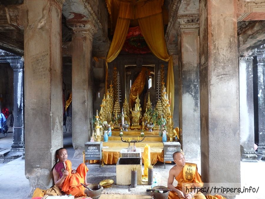 十字回廊の立仏像