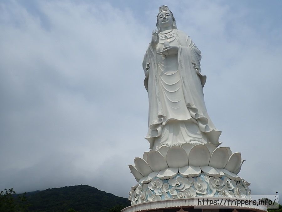 リンウン寺のレディブッダ