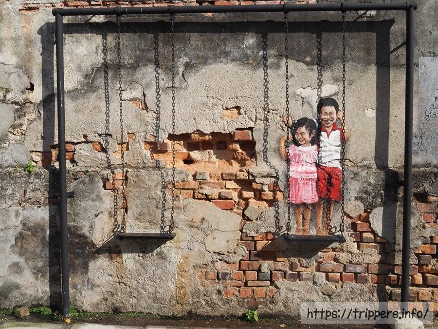 ブランコに乗った兄妹