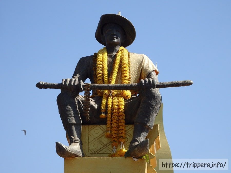 セーターティラート王像