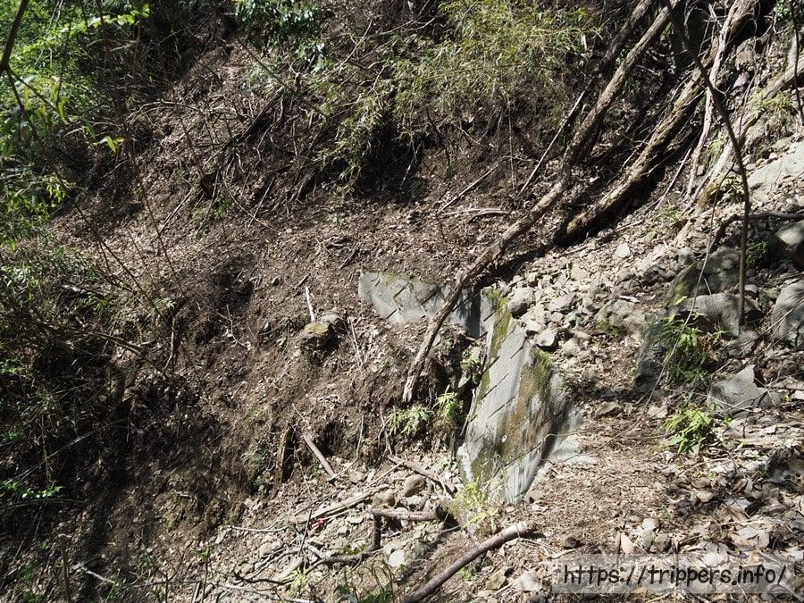 荒廃した登山道
