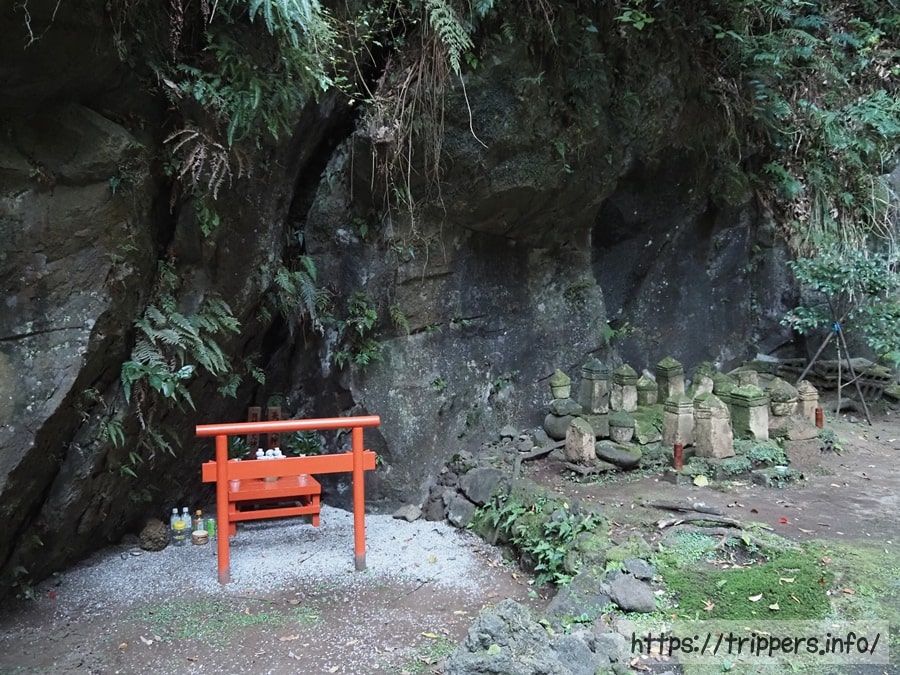 天の岩屋供養塔群
