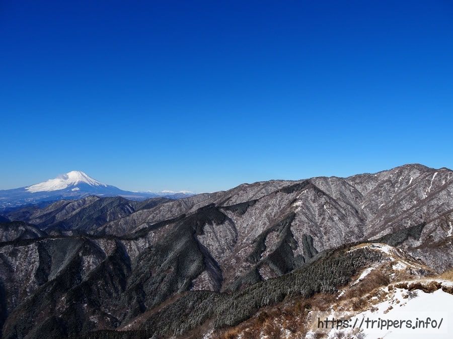 三ノ塔から見る富士山と丹沢山塊